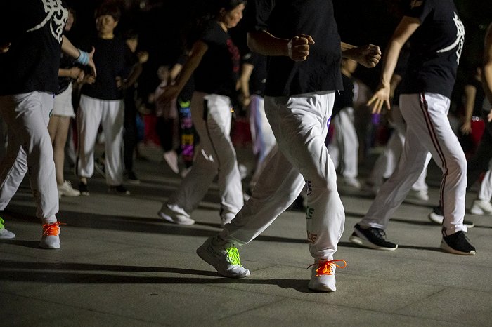 健身不仅包括健身房内的专业训练，也涵盖各式各样的大众休闲运动，比如“广场舞”。图片来源：图虫