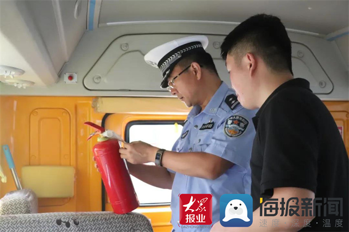 开学第一天 鄄城公安交警雨中护航“开学季”休闲区蓝鸢梦想 - Www.slyday.coM