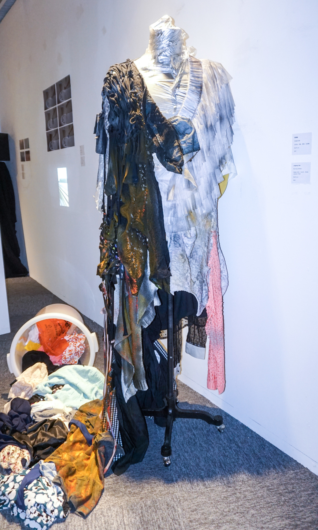 《焚烧的衣物》颜靖峰(照片未经授权请勿转载)