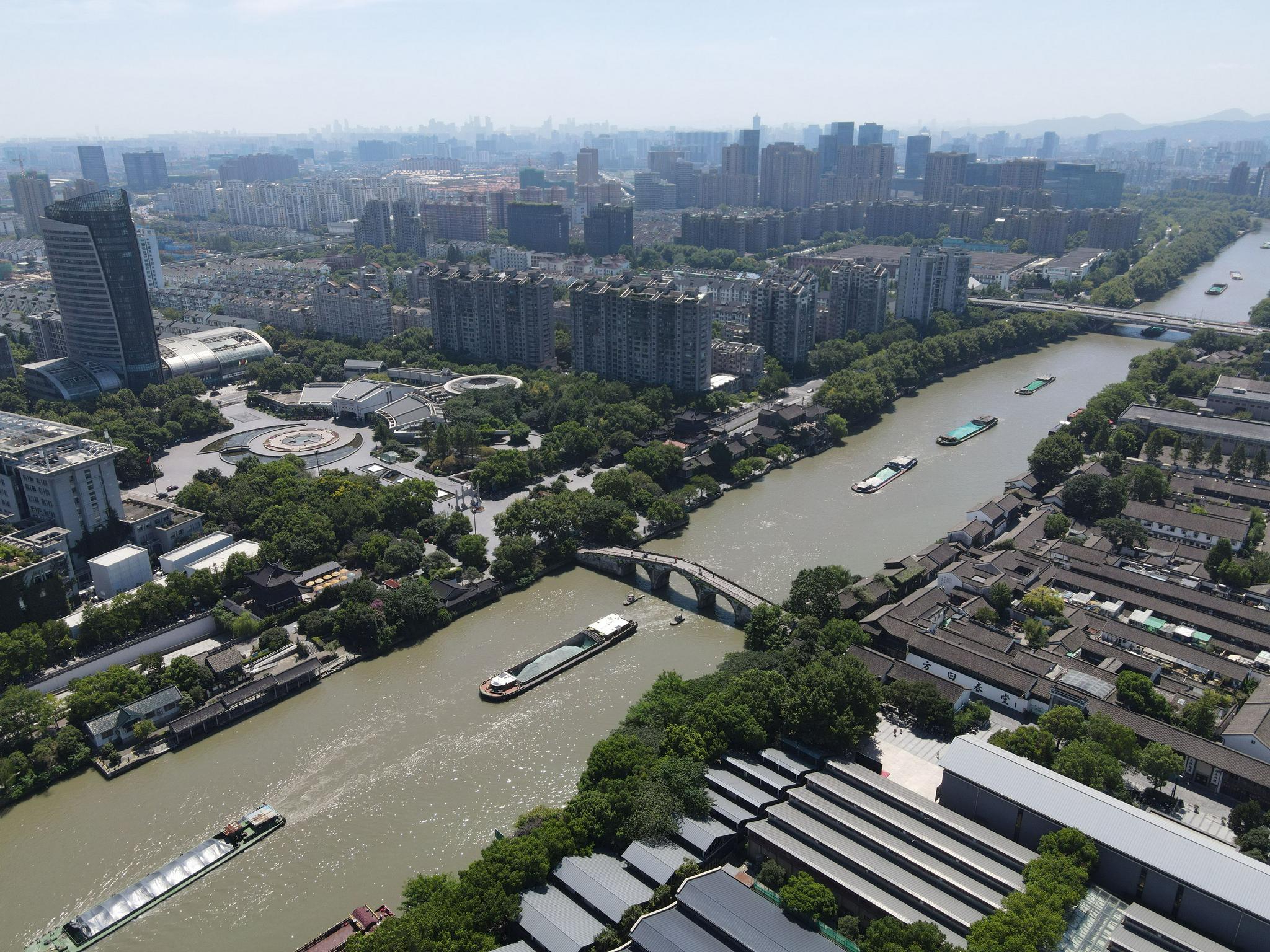 杭州:运河货船 首尾相接