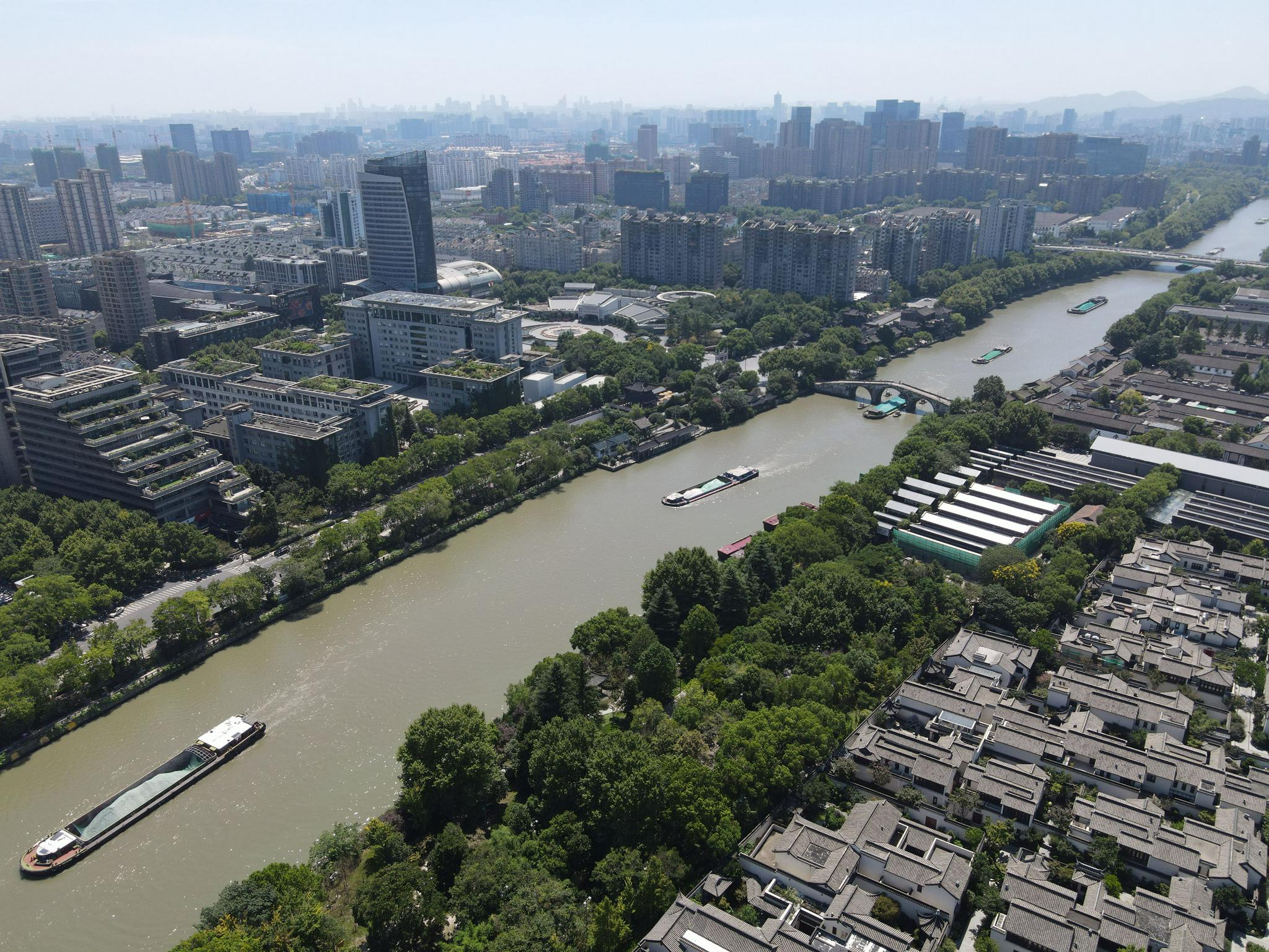 8月31日,京杭大运河南端,货船排队通过古老的拱宸桥,千年水道焕发出