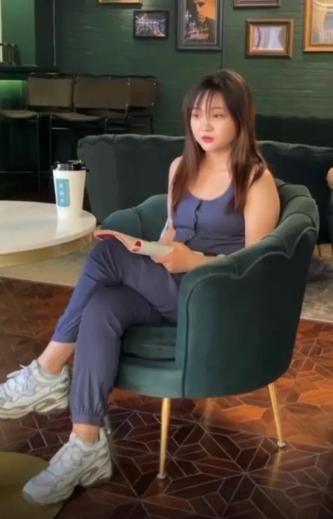 林妙可逛街被拍穿连体裤肚子勒出好几层身材是胖但自然真实