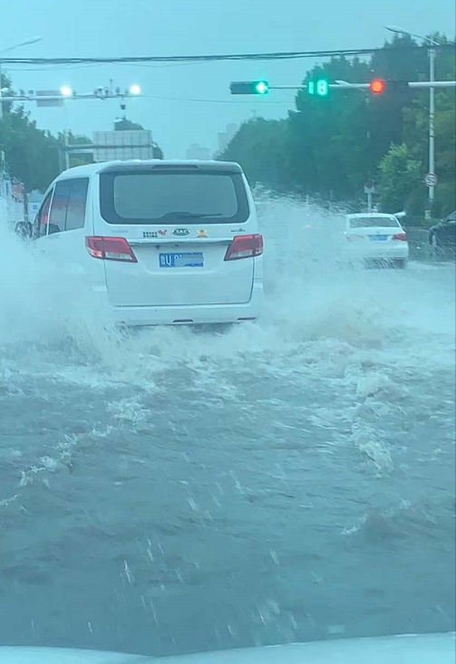 升级升级青岛发布暴雨橙色预警局部大暴雨崂山巨峰一秒天黑