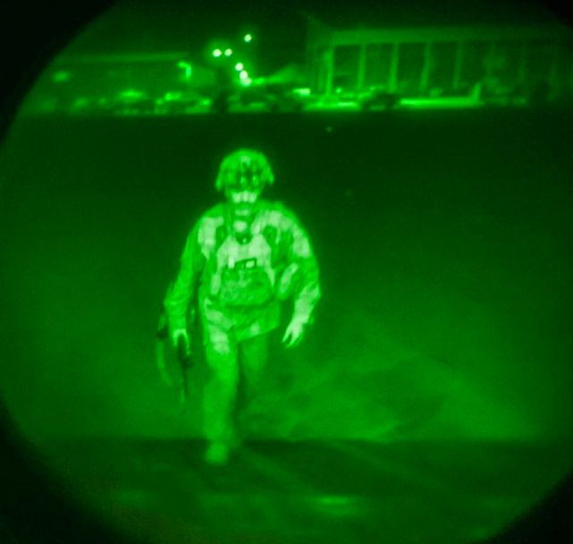 耿爽谈外军撤除阿富汗：纠错的开始 最后一名离开阿富汗的美国士兵照片曝光 塔利班鸣枪庆祝美军撤离休闲区蓝鸢梦想 - Www.slyday.coM