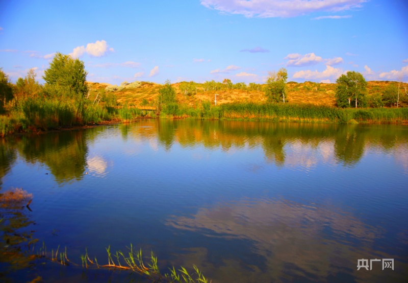 新疆哈巴河湖水湛蓝美不胜收