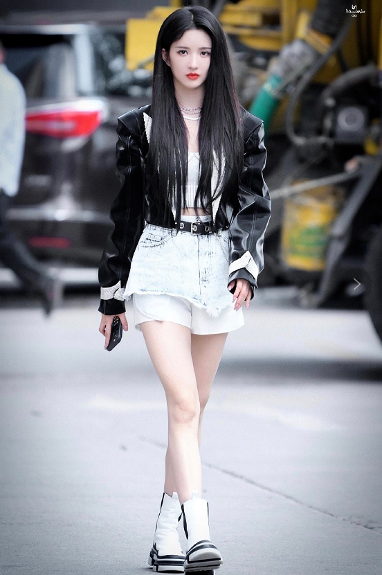 这次止步32强输给韩国欧尼孙艺珍. 刘些宁, 腰细腿长,长相大方的妹妹