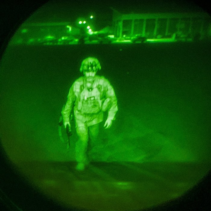 美国国防部公布美军最后一名士兵离开阿富汗时的照片