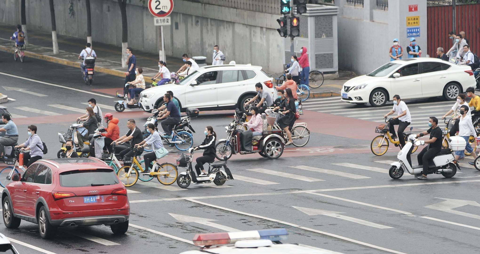 行车礼让斑马线,可这些"车"却大摇大摆挤占人行横道
