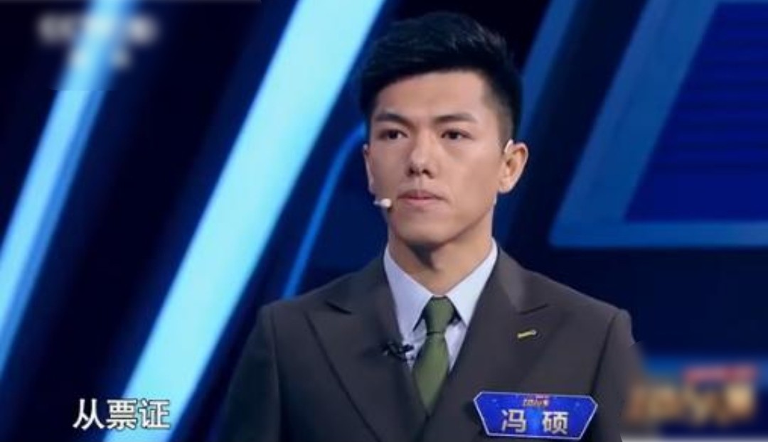 央视新主持冯硕亮相年仅35岁获主持人大赛铜奖颜值不输撒贝宁