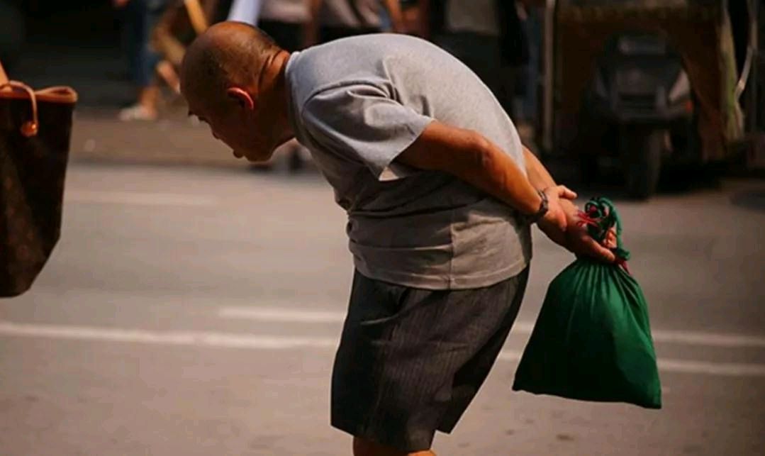 有很多人认为,驼背是因为长期的坐姿和站姿不正确所引起的,其实这只是