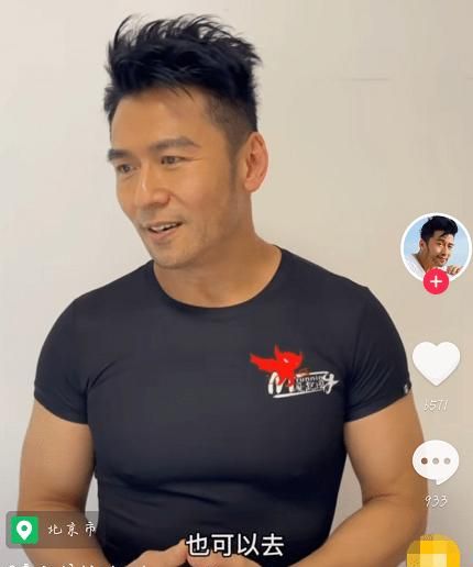 51岁唐文龙定居北京,一身腱子肉十分壮硕,丝毫不输20岁小伙