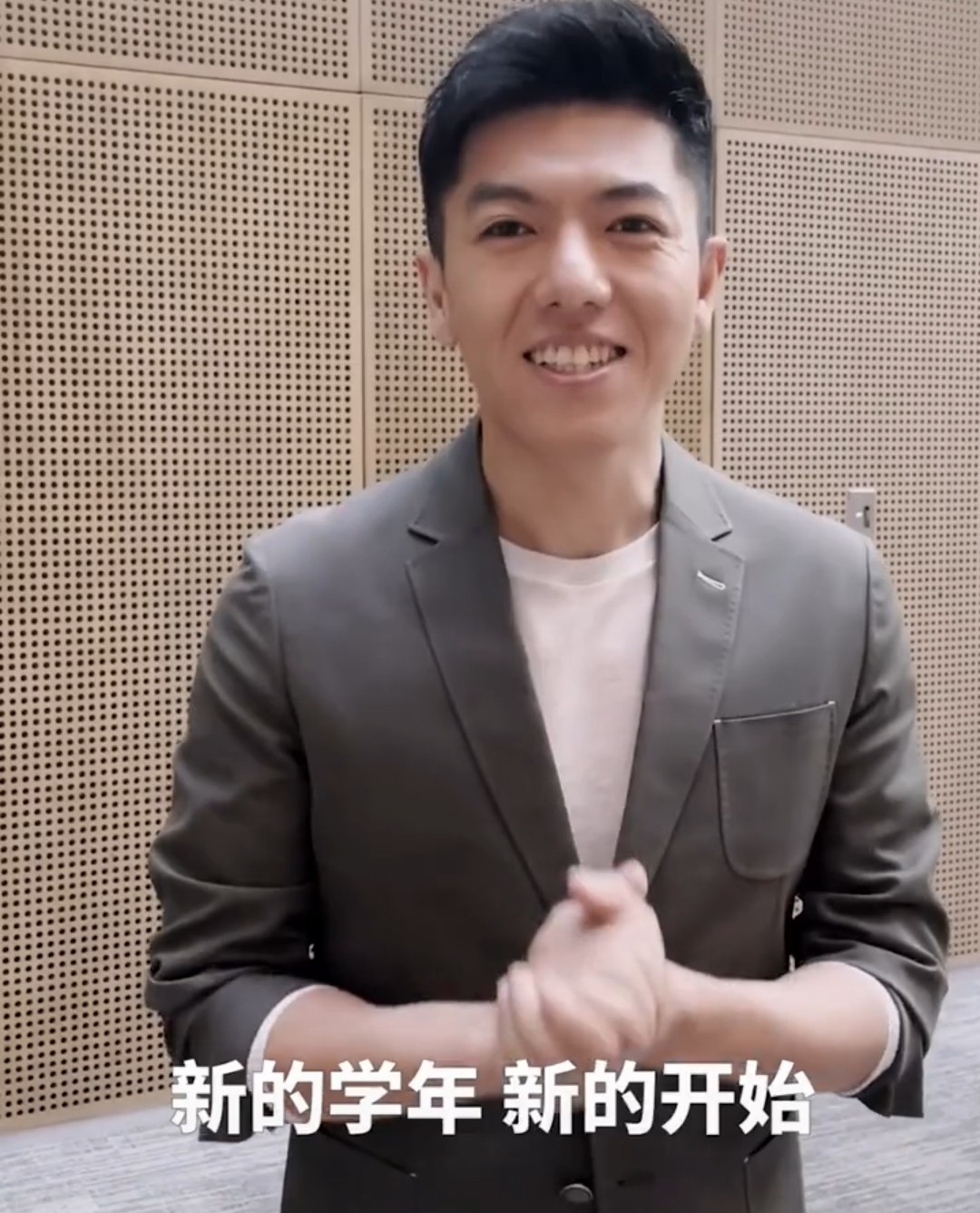 央视新主持冯硕亮相年仅35岁获主持人大赛铜奖颜值不输撒贝宁