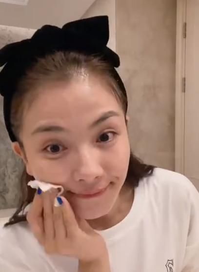 43岁刘涛晒卸妆视频,妆前妆后几乎无差别,皮肤白嫩吹弹可破