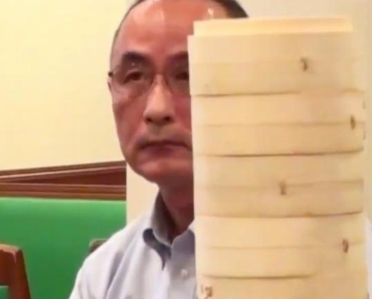 男子第一次带女友回家，女友吃了26笼烧麦，爸妈看到后脸色变了休闲区蓝鸢梦想 - Www.slyday.coM