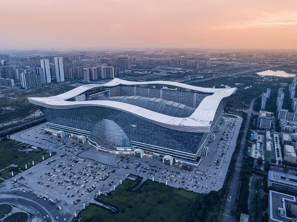 环球中心陪伴这座城市高速发展第八年