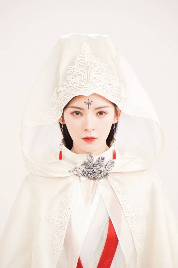 张予曦《千秋令》定妆照曝光,一袭白袍,气质冷冽