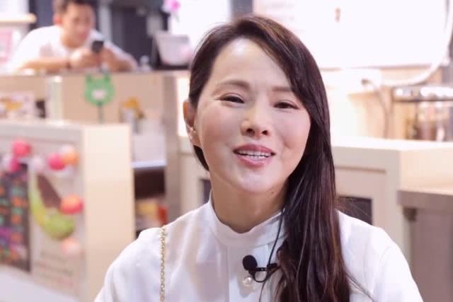 伊能静不管滤镜里面修的有多好看,生图还是一样很真实呀,虽然脸上看不