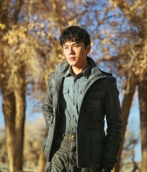 秦昊带女儿逛商场,秦父罕见全程陪玩,米粒5岁已经戴上了眼镜?