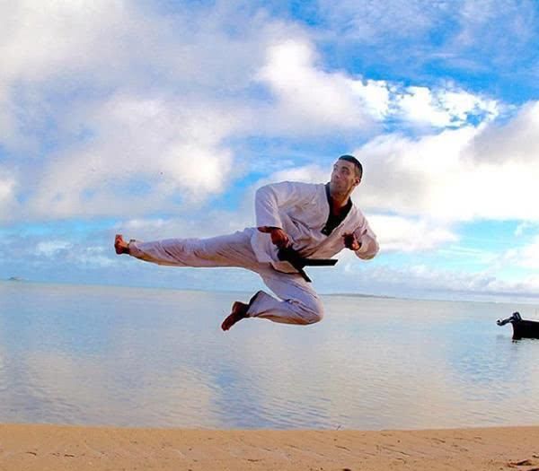 奥运会后"汤加小哥"走红,手臂健壮腹肌明显,网友:真羡慕