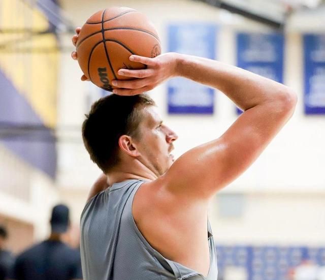 又瘦了!掘金官方晒出约基奇训练图片,甩掉五花肉练出健硕身材