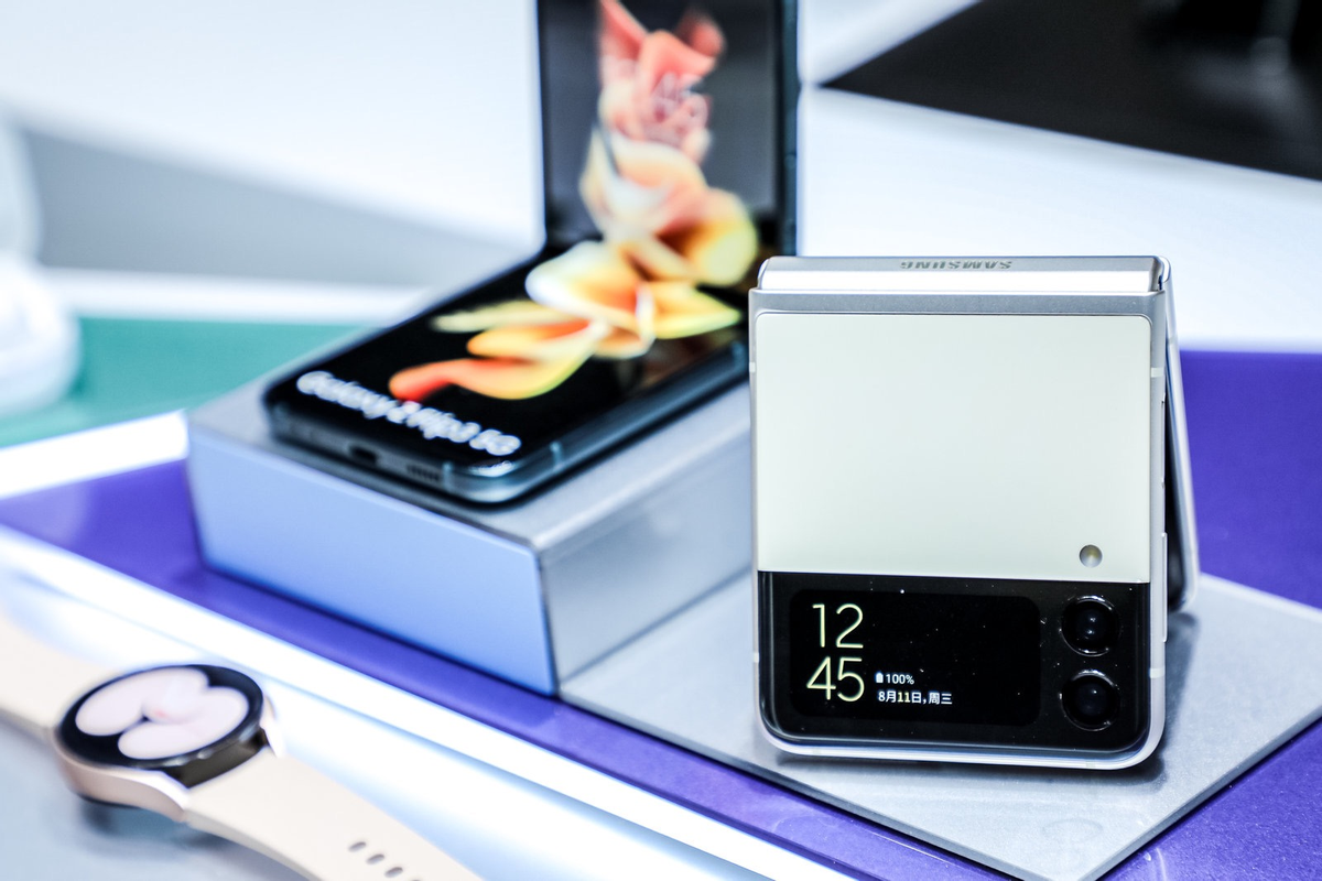 出街吸睛利器三星galaxyzflip35g将潮流握在手中