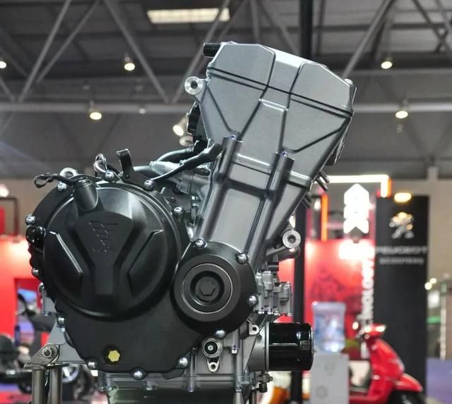 国产摩托车在本田前                    周知,隆鑫代号ke500的发动机