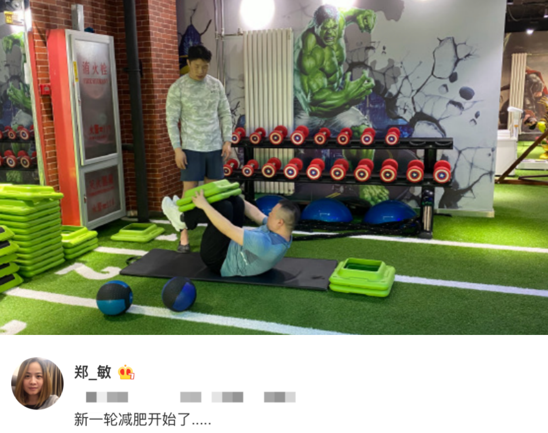 相声演员岳云鹏晒运动照一脸汗珠胡子拉碴衣服湿透紧贴身上