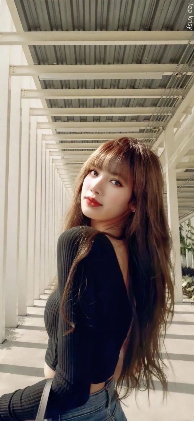 Lisa回归造型曝光,齐刘海及腰长发全包眼线,风格你能接受吗