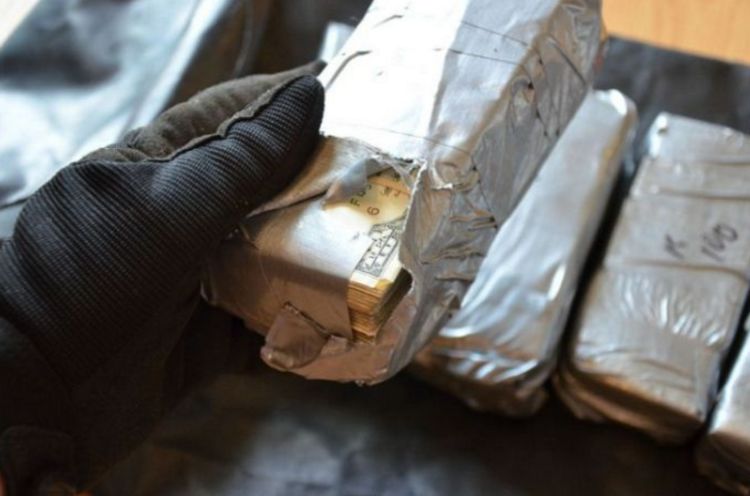 男子刚后悔买二手车价格太贵,却从车座翻出九大捆钞票