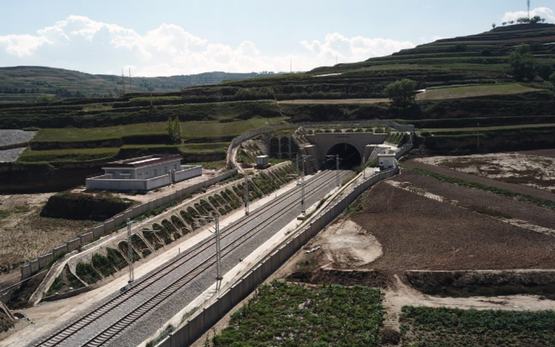 图为兰渝铁路胡麻岭隧道段