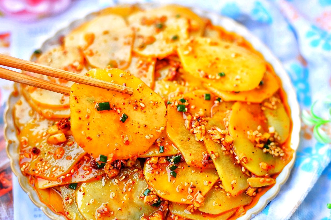 土豆这样吃香辣开胃下饭又解馋10分钟端上桌家人抢着吃