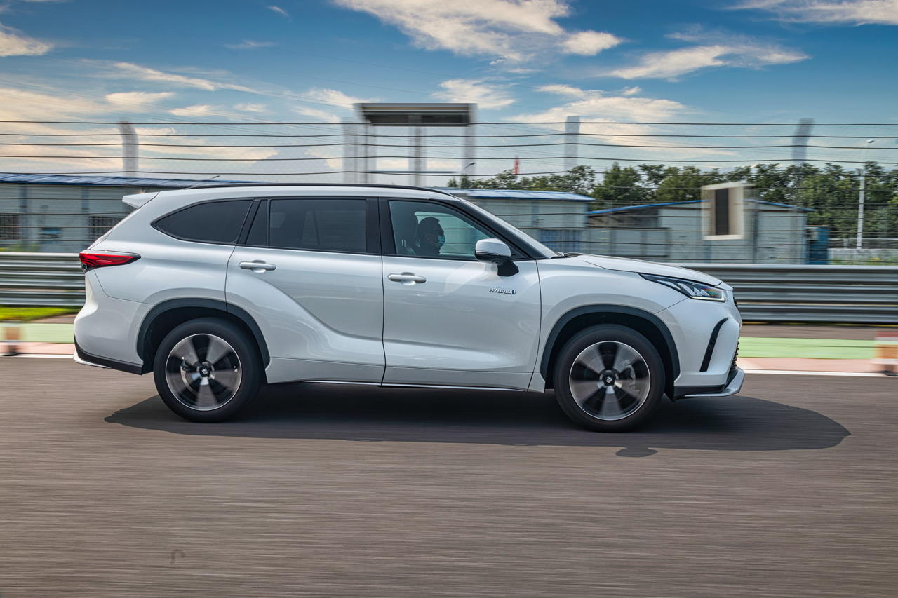 试驾皇冠陆放运动实用两不误大7座suv的新王加冕