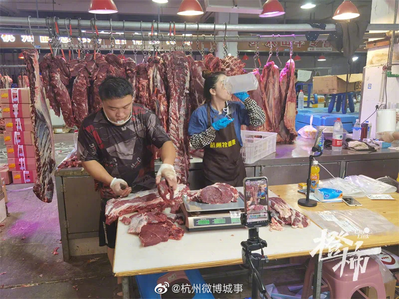 女孩事业单位辞职后直播卖牛肉