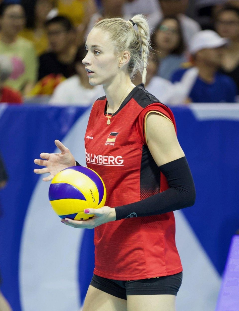 也将随刃而解,拉尔森正随美国女排备战世界杯,利普曼正带领德国女排