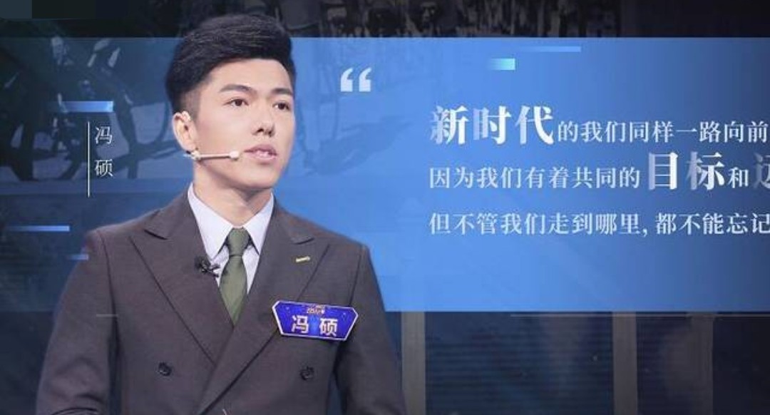 央视新主持冯硕亮相年仅35岁获主持人大赛铜奖颜值不输撒贝宁