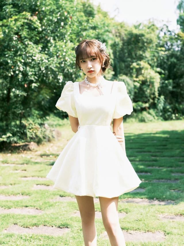 程潇的女团腿真优越穿小白裙扮在逃公主双腿又长又直又白