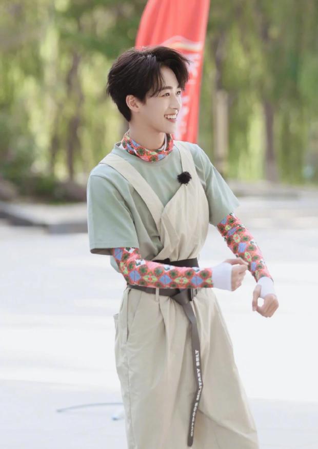 何洛洛就是青春模样绿色工服套装清新帅气少年感扑面而来