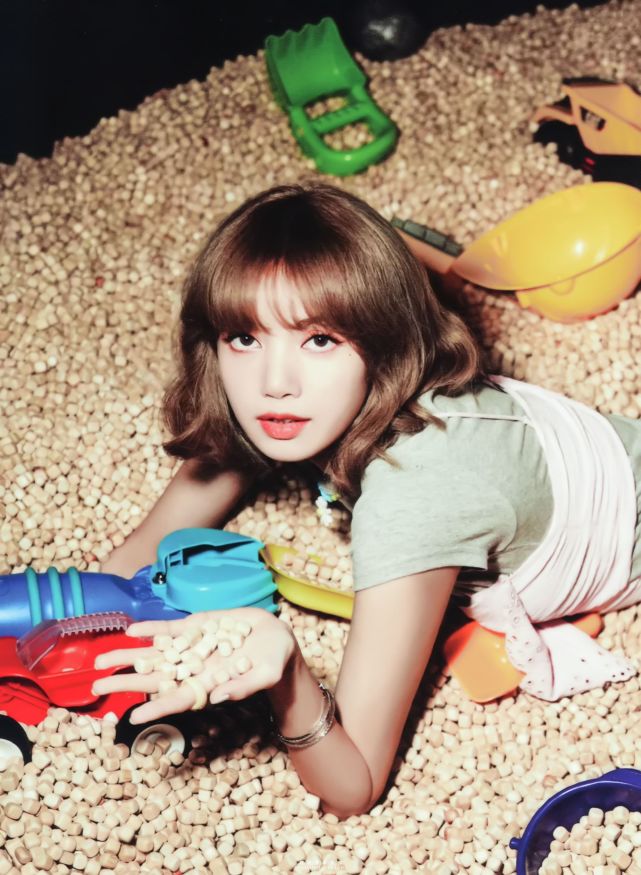 lisa回归造型曝光,齐刘海及腰长发全包眼线,风格你能接受吗