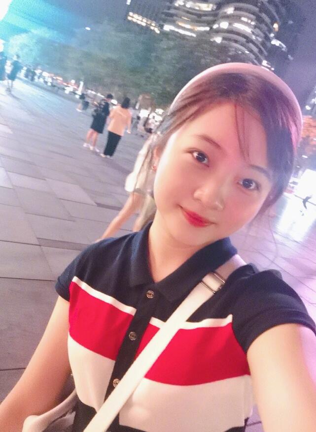 22岁林妙可开敞篷车出行穿着老气肚子勒出一圈肉网友劝她减肥