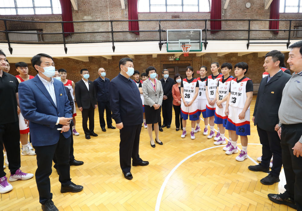  ↑2021年4月19日，习近平在清华大学西体育馆篮球场同校篮球运动员亲切交谈。