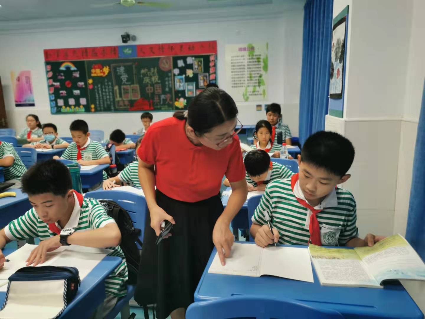 写作业没人打扰了，妈妈也不吼了……开学首日，记者带你看七宝文来学校的晚自习