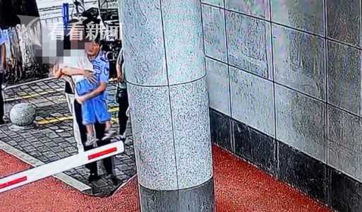 一年级男孩不愿上学与父亲校门口哭闹 女警一招让他变乖休闲区蓝鸢梦想 - Www.slyday.coM