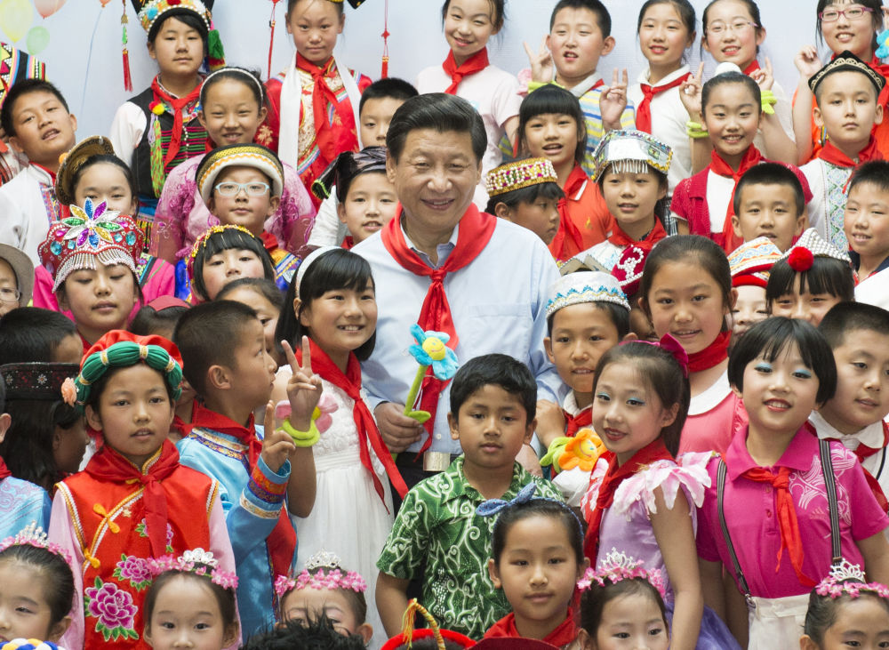 ↑2013年5月29日，习近平在北京市少年宫参加“快乐童年放飞希望”主题队日活动时同孩子们合影。