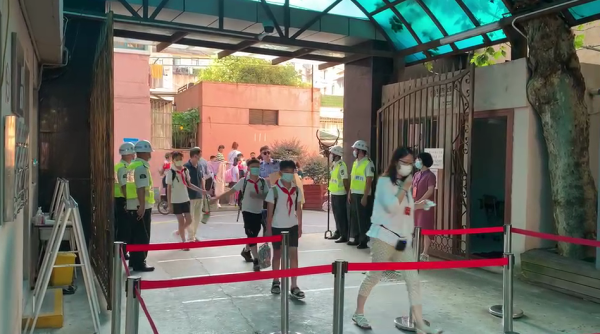 直击上海中小学开学第一天：孩子们背着小书包元气满满进校园休闲区蓝鸢梦想 - Www.slyday.coM