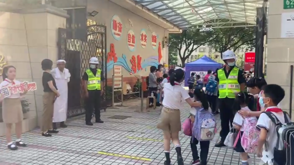 直击上海中小学开学第一天：孩子们背着小书包元气满满进校园休闲区蓝鸢梦想 - Www.slyday.coM