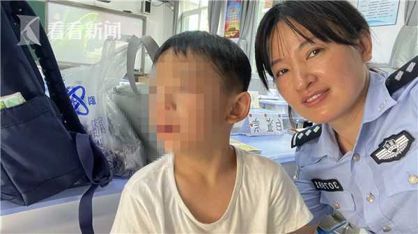 一年级男孩不愿上学与父亲校门口哭闹 女警一招让他变乖休闲区蓝鸢梦想 - Www.slyday.coM