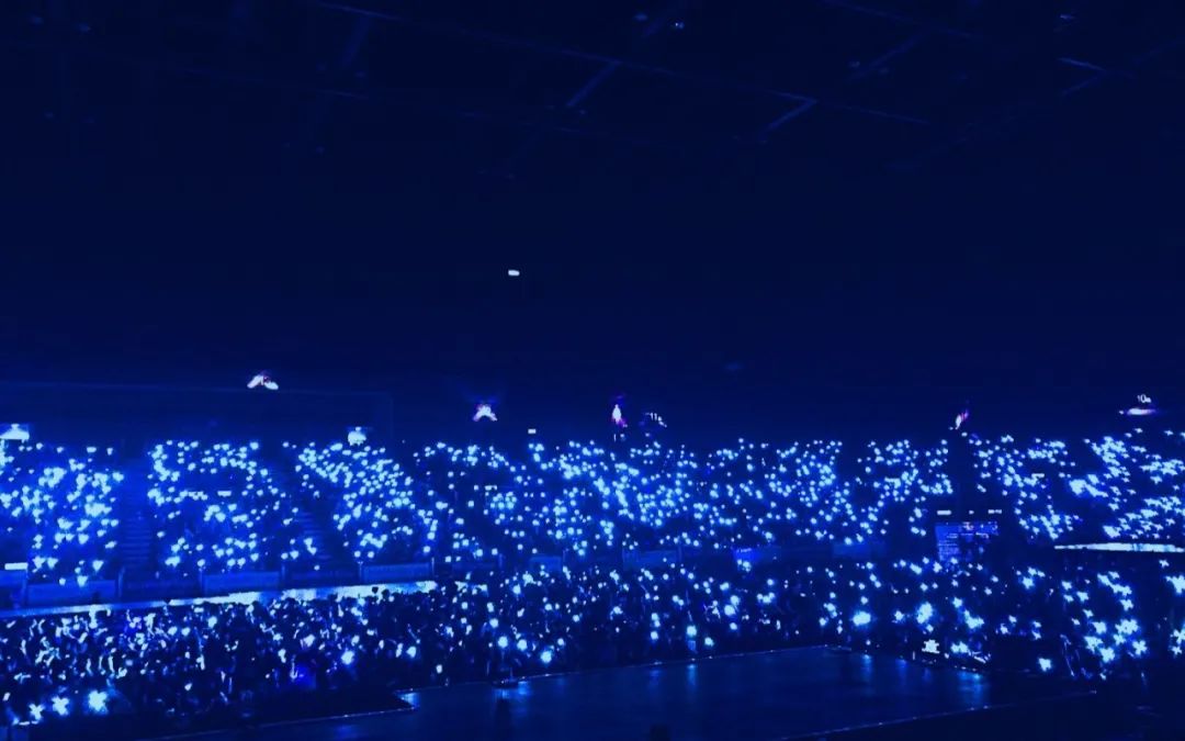 以一首《sorry》风靡全球的super junior的应援色是宝蓝色,色调纯净