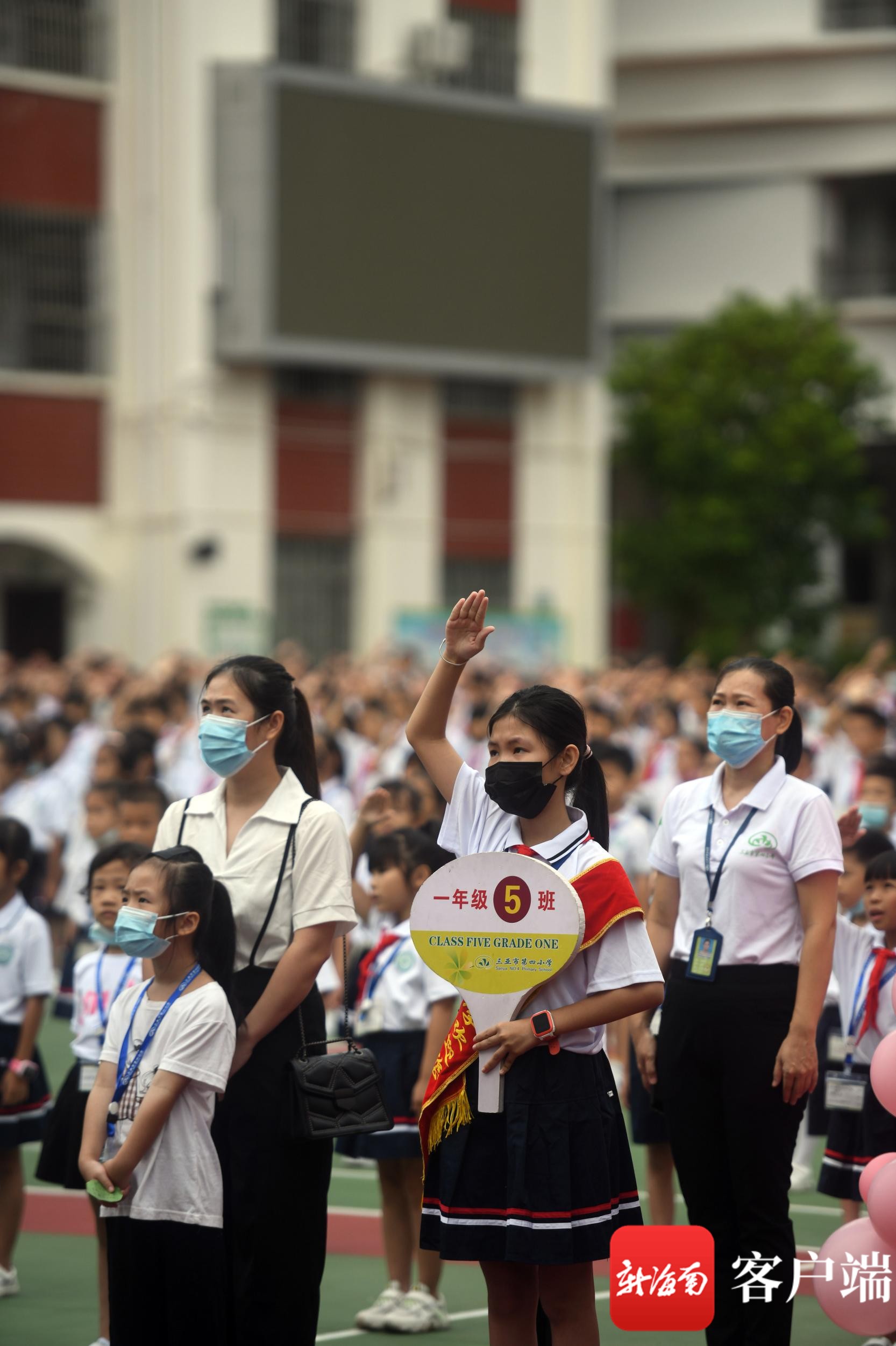 9月1日,三亚第四小学,一名小学生进入校园前在自动测温设备前测量