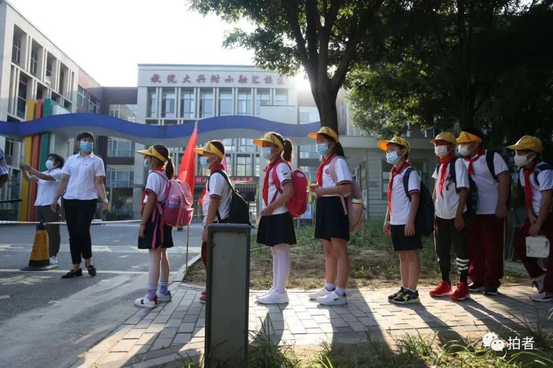 小学生们在校门口排队,准备入校.