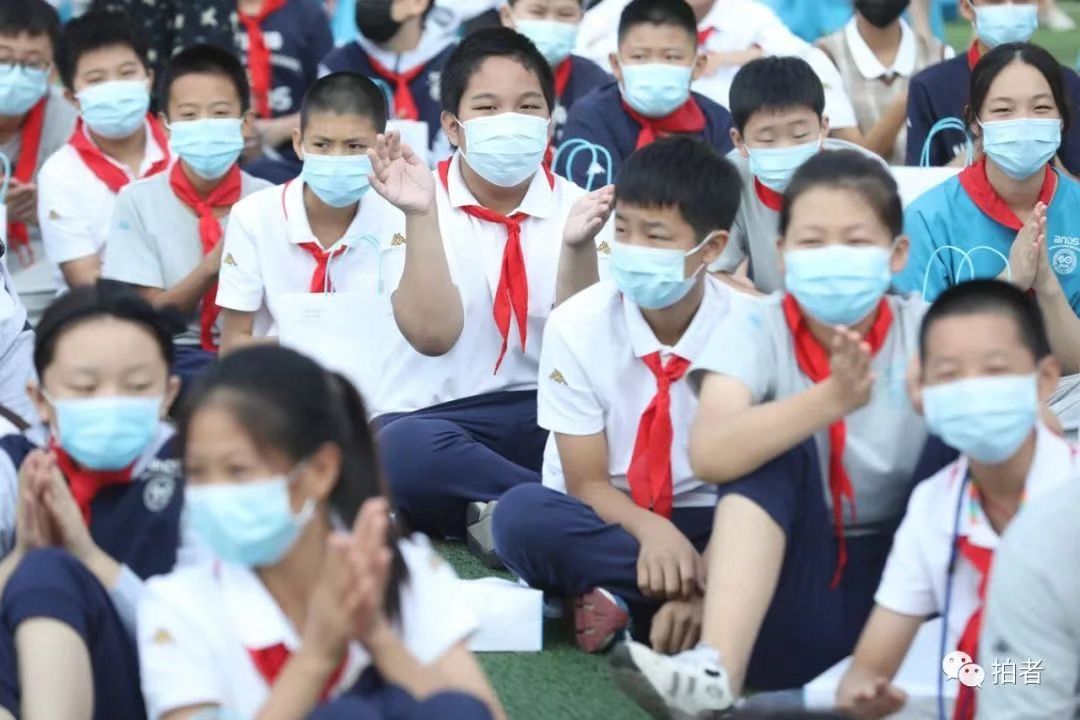 学生们戴口罩参加开学典礼.